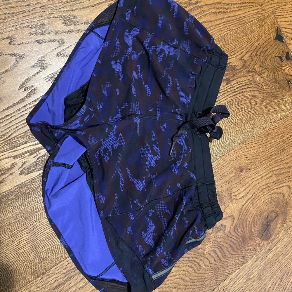 Lululemon shorty Hotty Hot Low-rise 2.5in Camouflage purple
